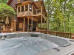 Relax with nature in the large luxury hot tub